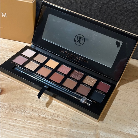 *Anastasia Beverly Hills Soft Glam Palette - Eye Shadow - Picture 2 of 8